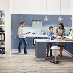 Кухонная модульная мебель - особенности   Эти типы мебельных гарнитур характеризуются в основном тем, что они комплектны